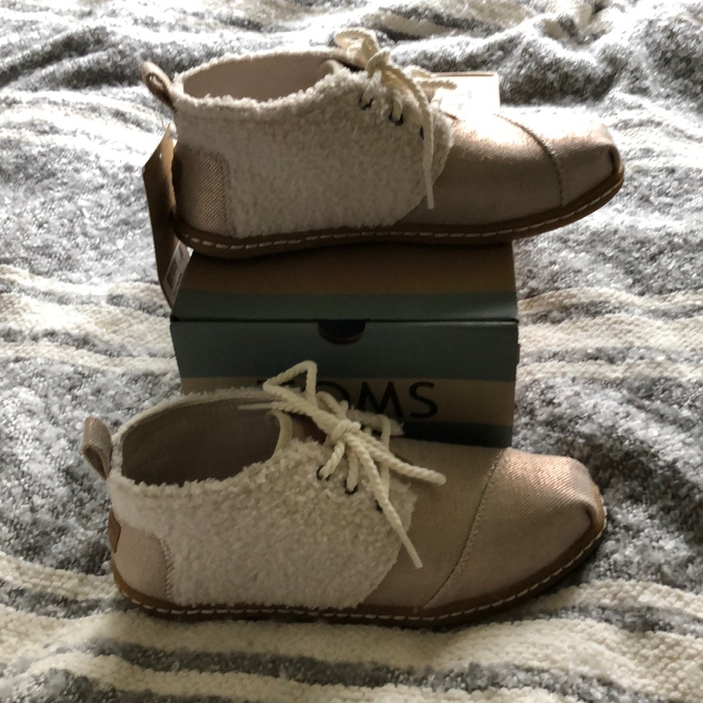 Tom's plush boys lace up Bota